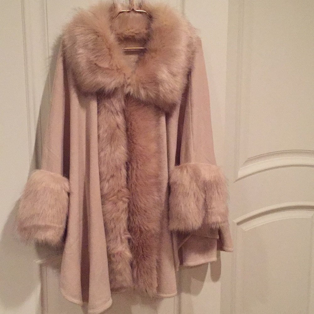 Cream faux Fur trimmed cape Winter Wrap Classy Classic Very Vintage Coat New